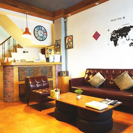 Knock Knock Hostel Kaohsiung Bagian luar foto