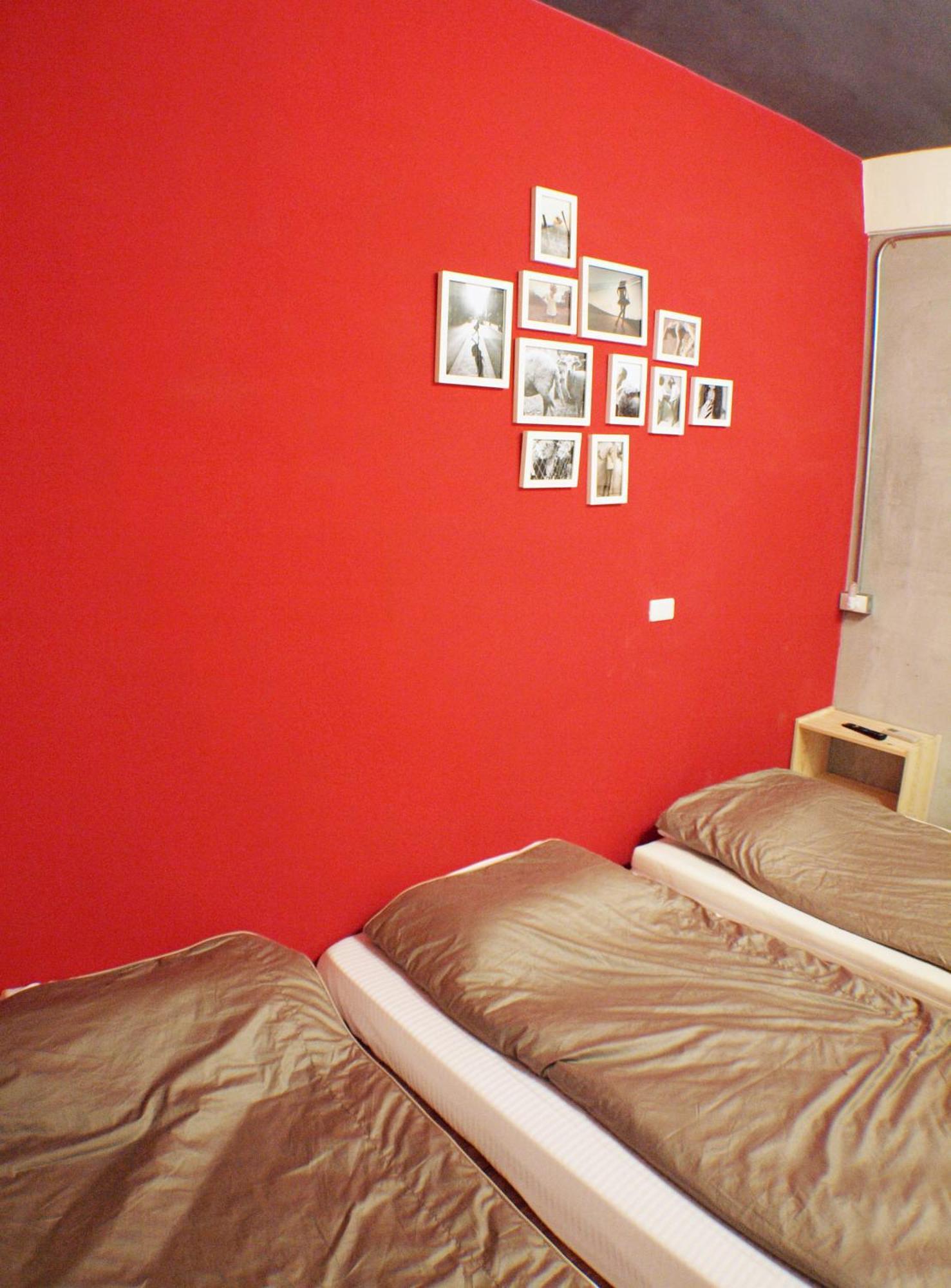 Knock Knock Hostel Kaohsiung Bagian luar foto