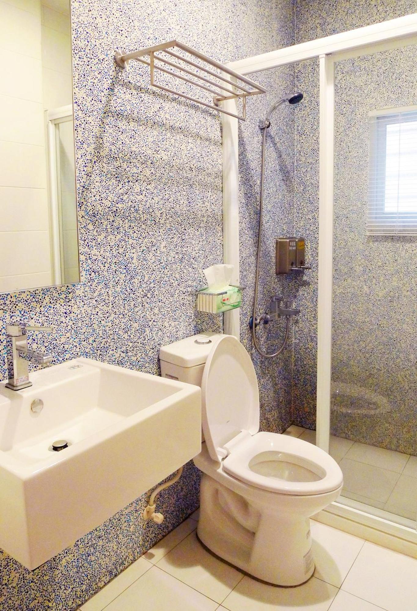 Knock Knock Hostel Kaohsiung Bagian luar foto