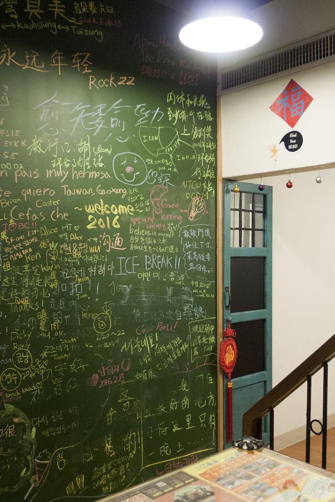 Knock Knock Hostel Kaohsiung Bagian luar foto