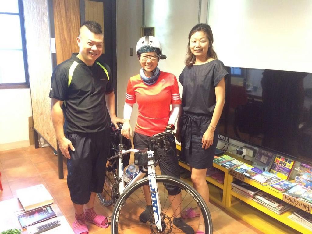 Knock Knock Hostel Kaohsiung Bagian luar foto