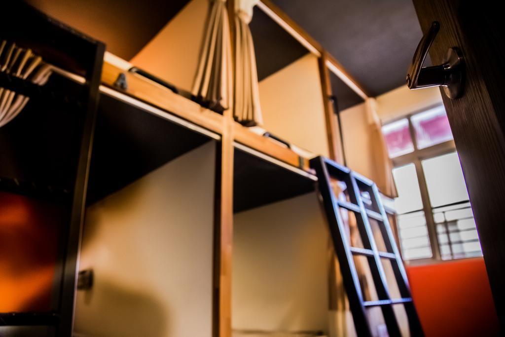 Knock Knock Hostel Kaohsiung Bagian luar foto