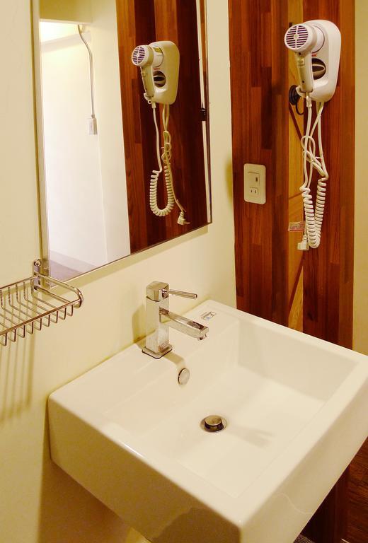 Knock Knock Hostel Kaohsiung Bagian luar foto