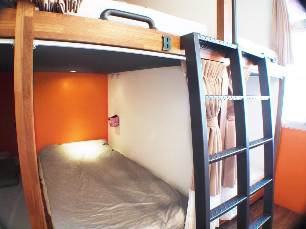 Knock Knock Hostel Kaohsiung Bagian luar foto