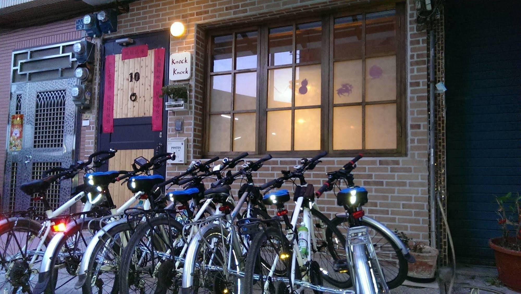 Knock Knock Hostel Kaohsiung Bagian luar foto