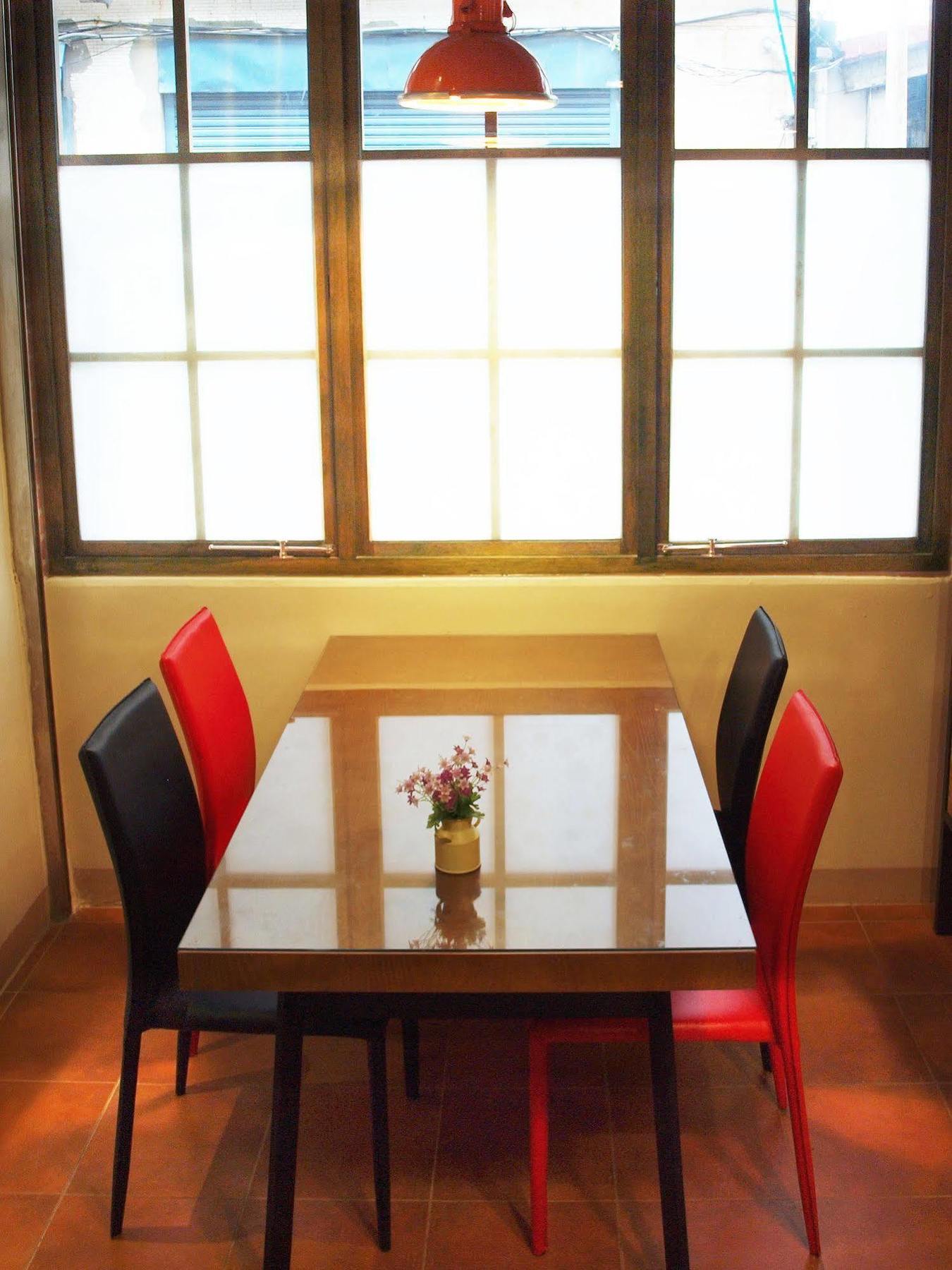 Knock Knock Hostel Kaohsiung Bagian luar foto