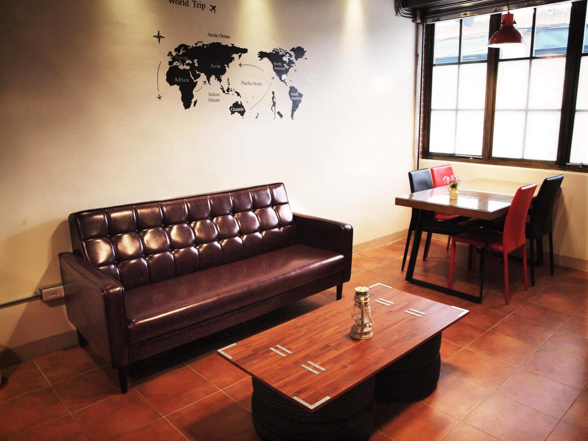 Knock Knock Hostel Kaohsiung Bagian luar foto