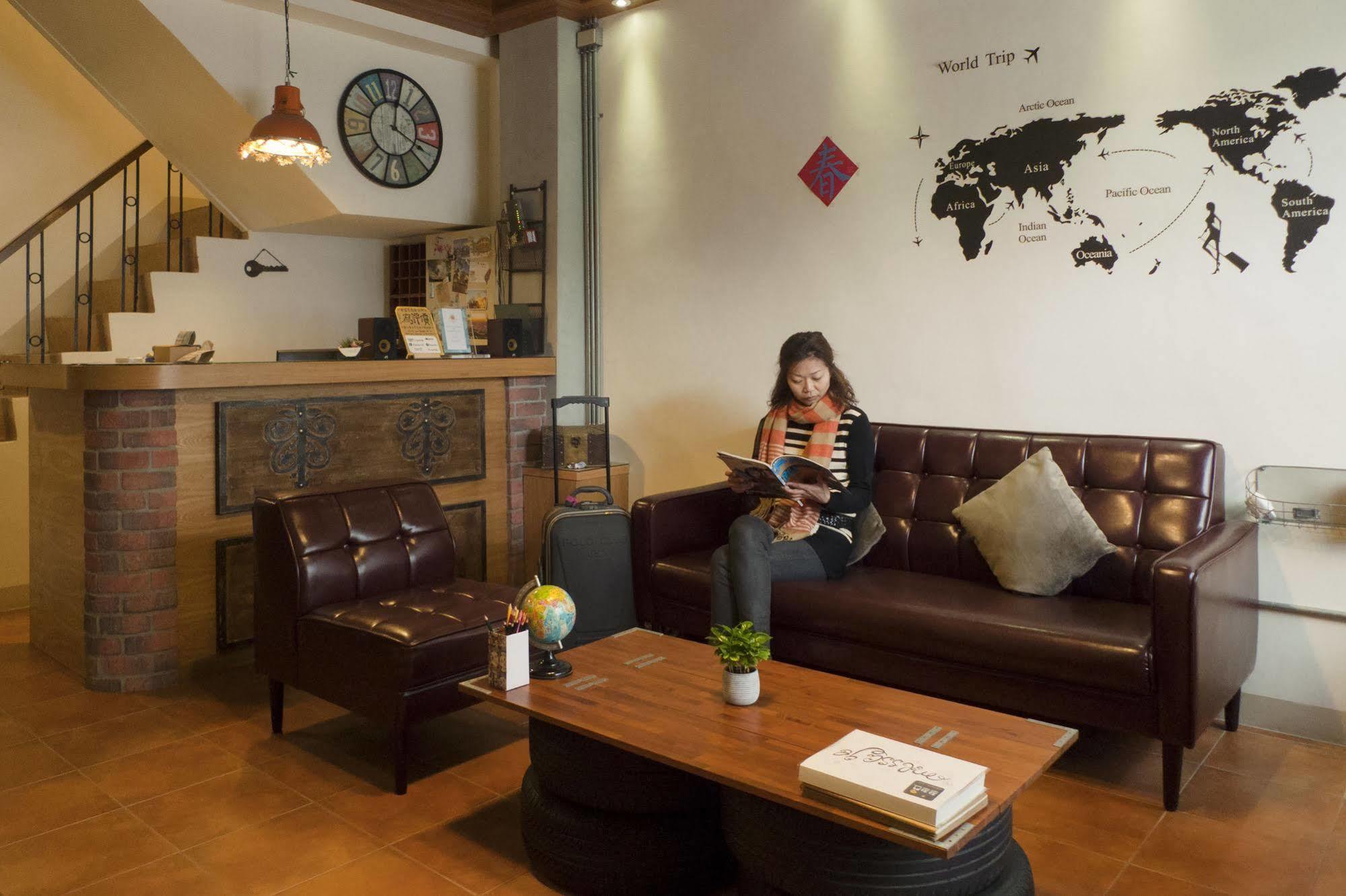 Knock Knock Hostel Kaohsiung Bagian luar foto