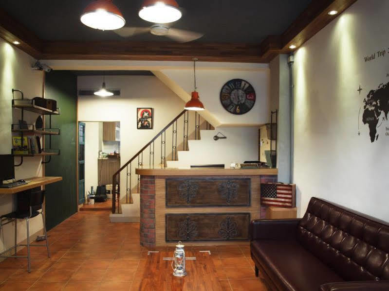 Knock Knock Hostel Kaohsiung Bagian luar foto