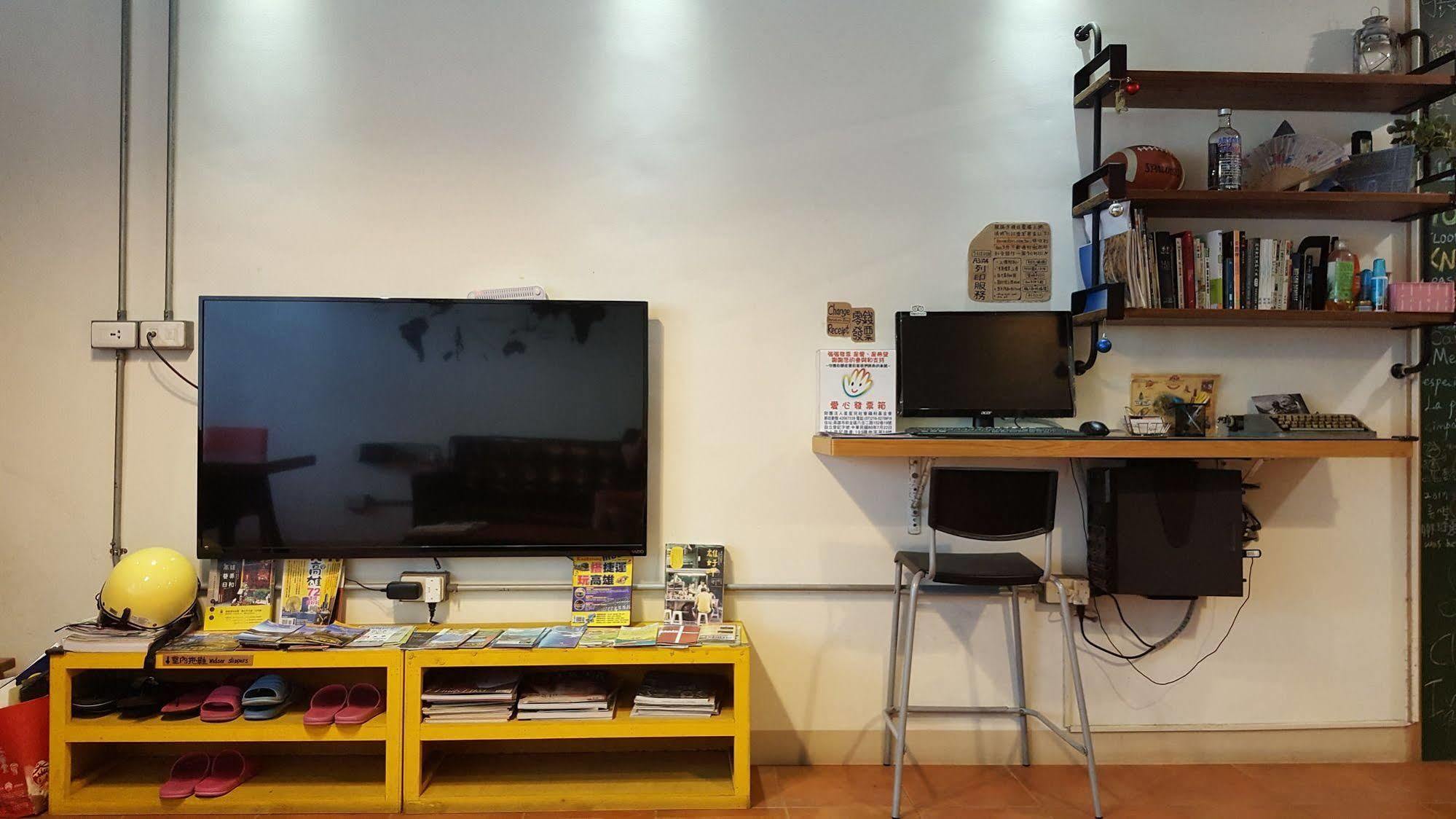 Knock Knock Hostel Kaohsiung Bagian luar foto