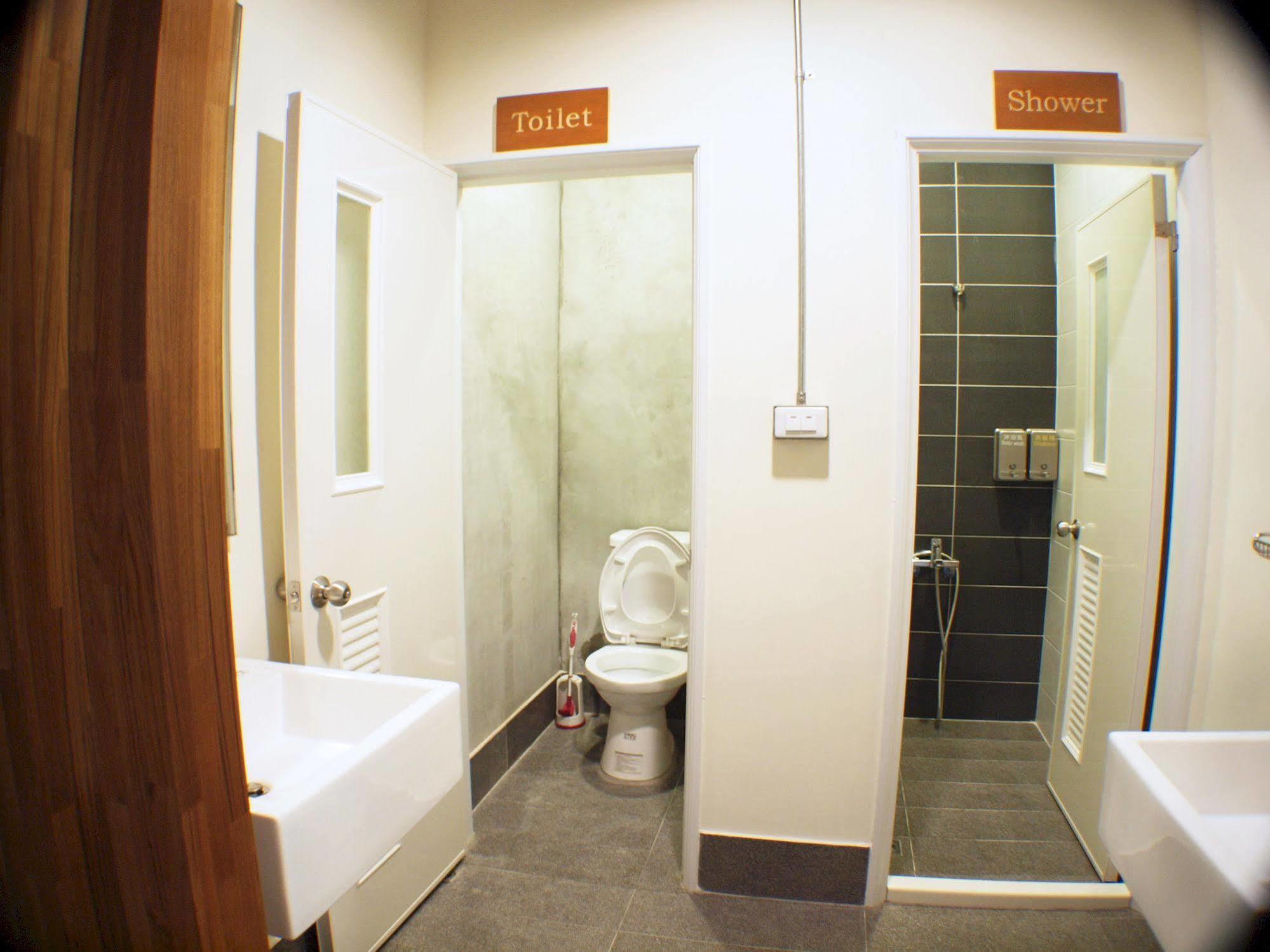 Knock Knock Hostel Kaohsiung Bagian luar foto