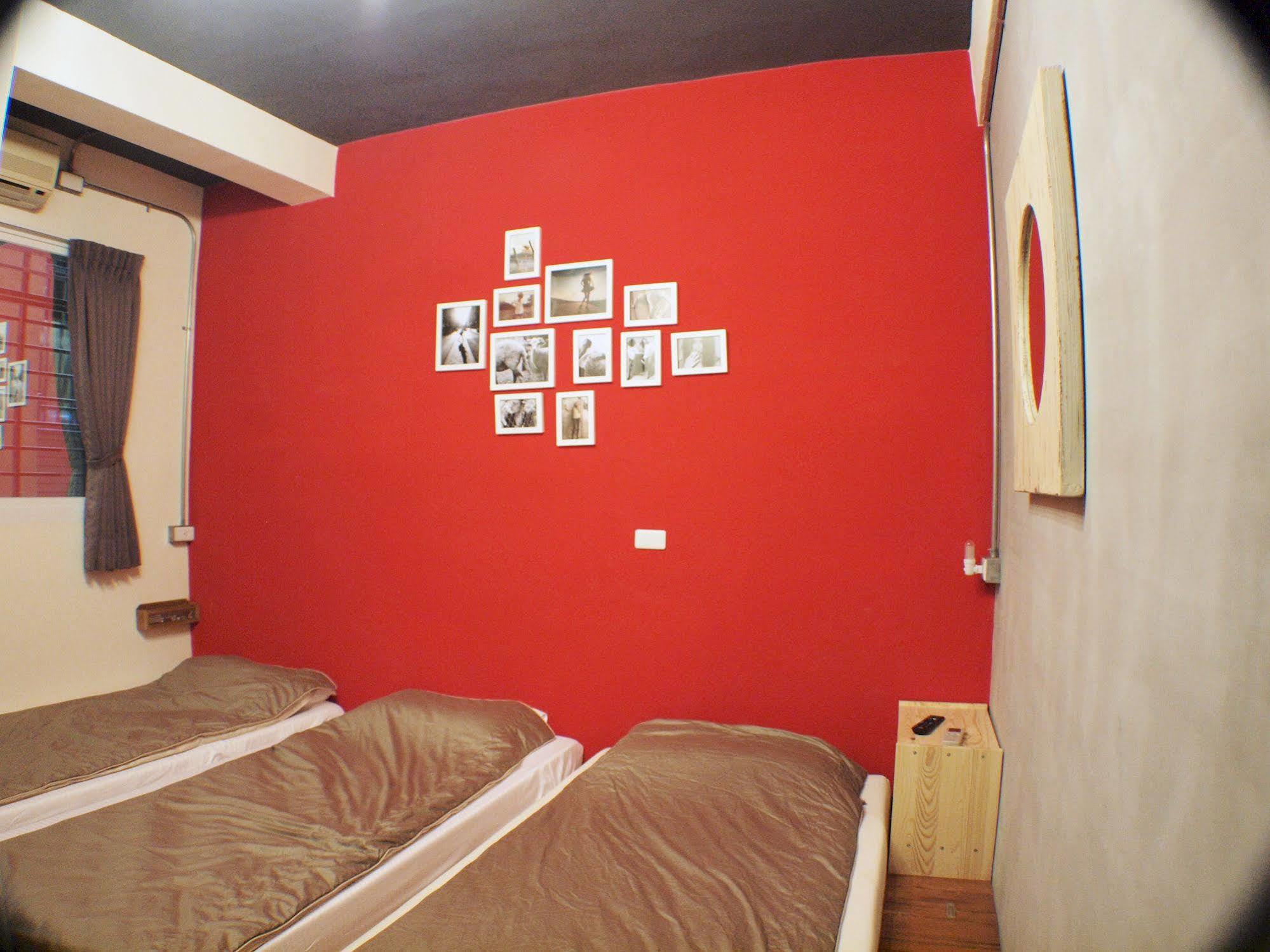 Knock Knock Hostel Kaohsiung Bagian luar foto