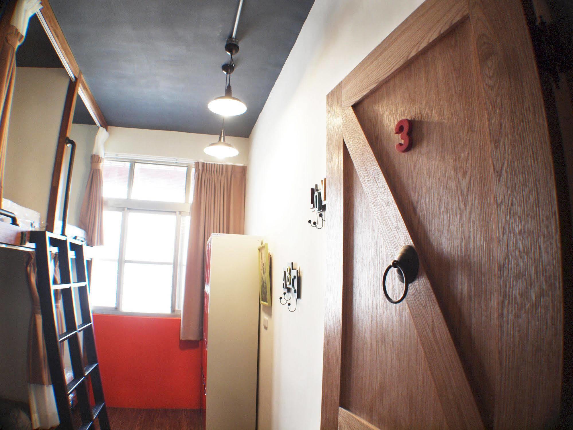 Knock Knock Hostel Kaohsiung Bagian luar foto