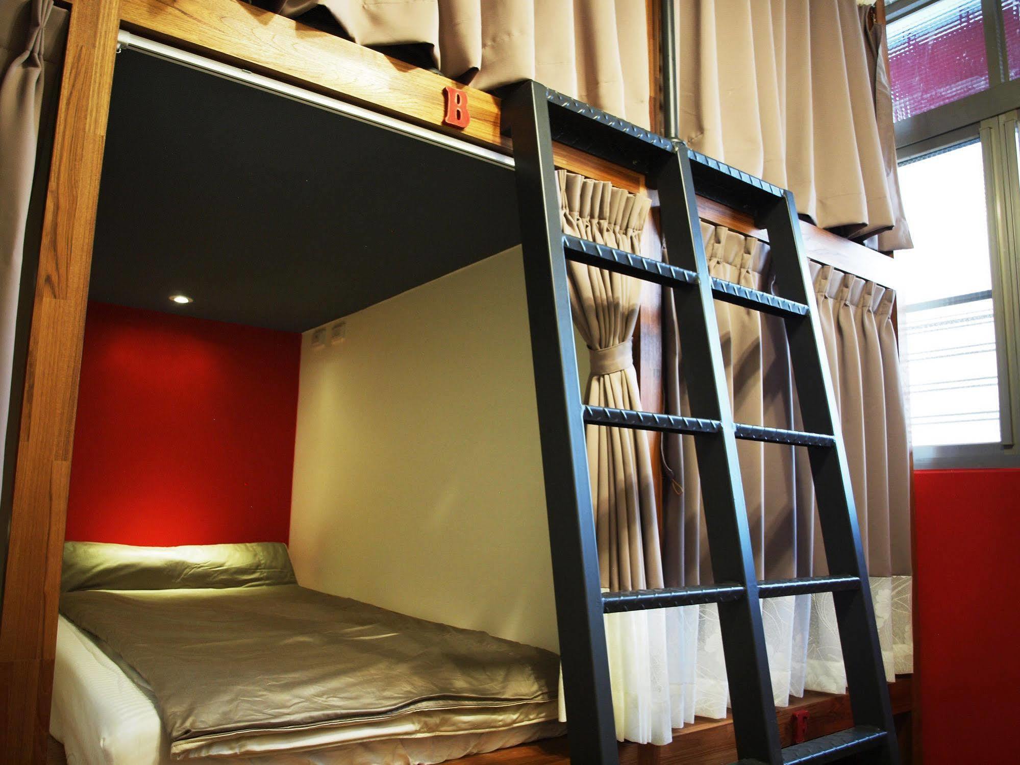 Knock Knock Hostel Kaohsiung Bagian luar foto