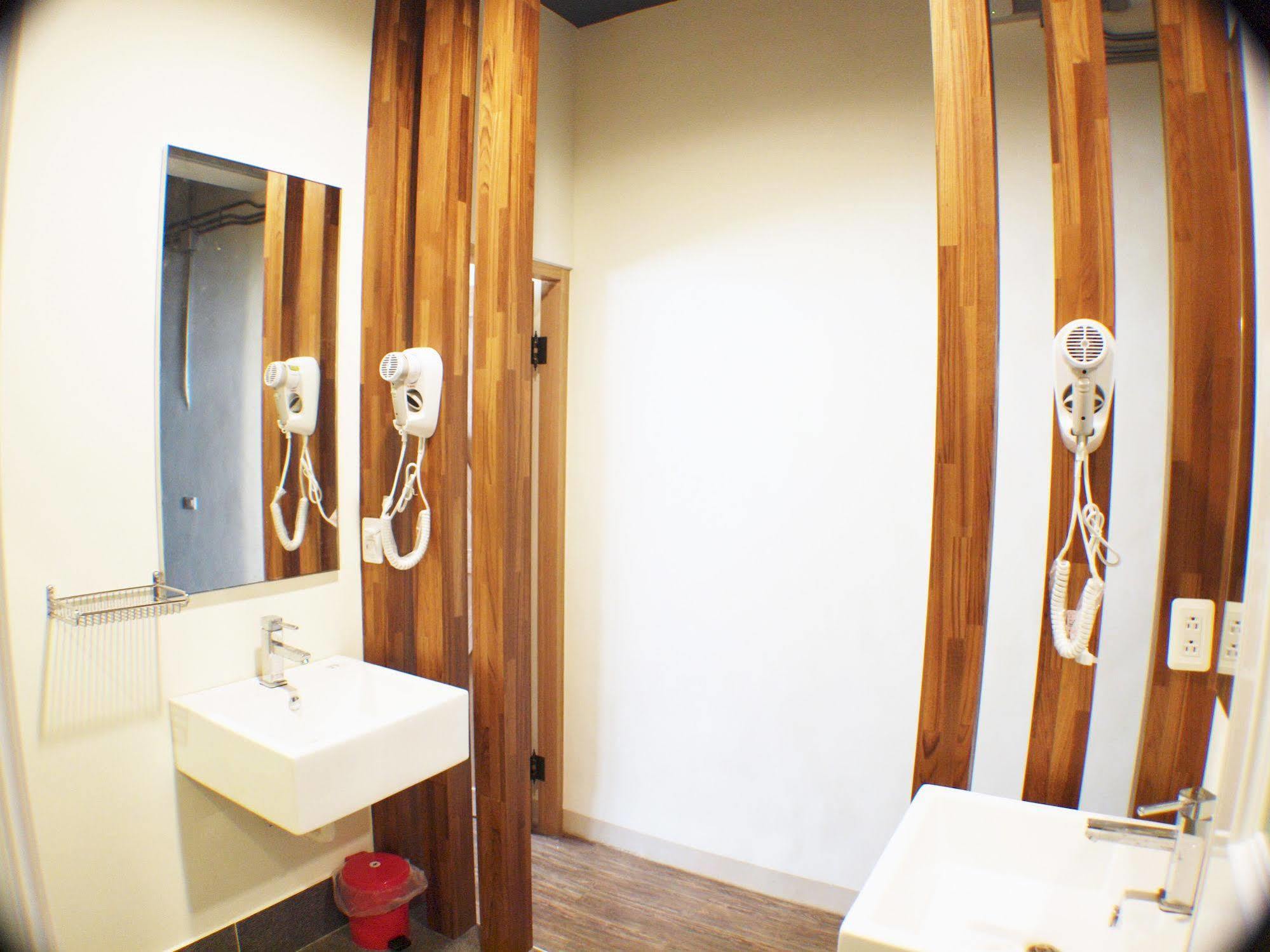 Knock Knock Hostel Kaohsiung Bagian luar foto