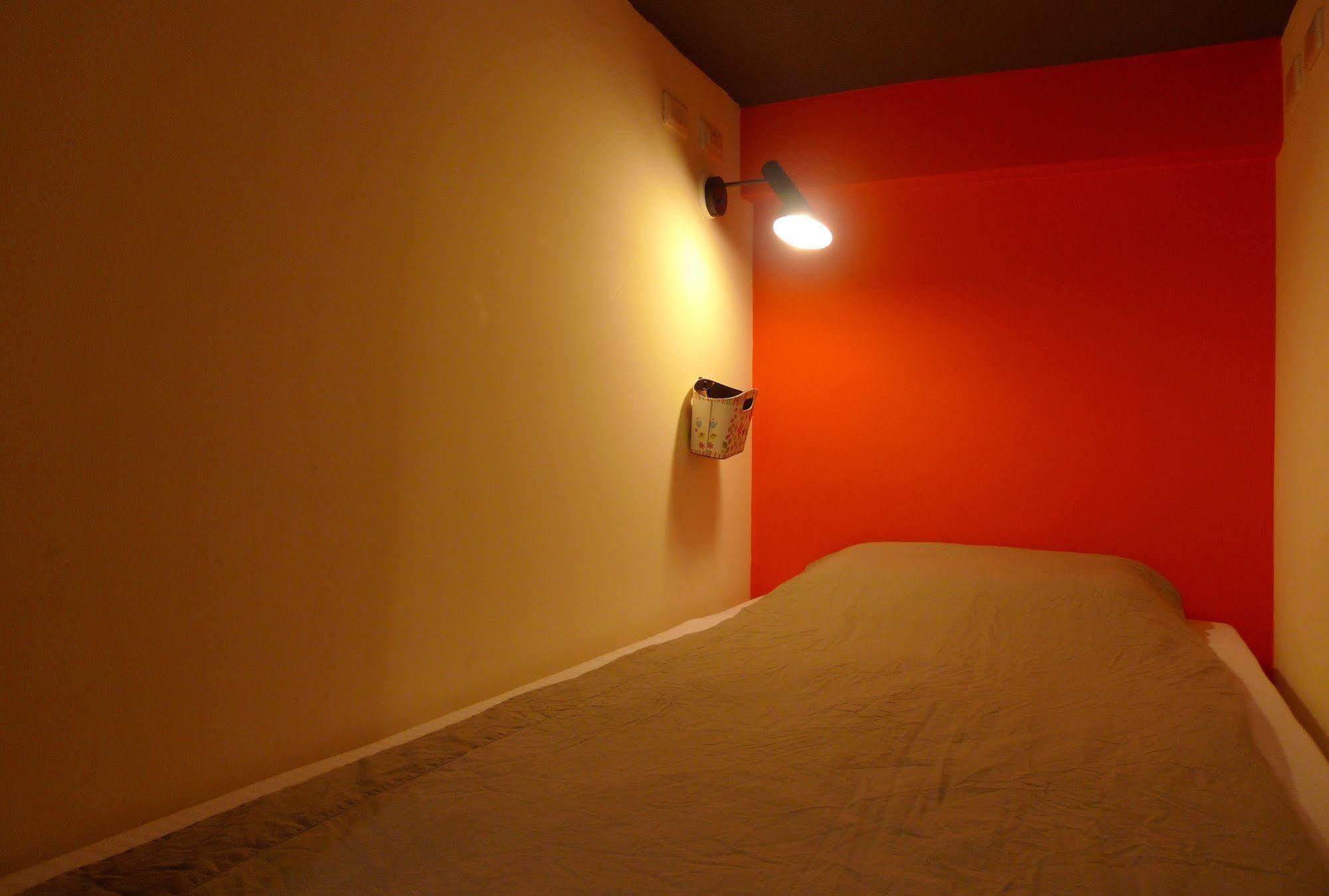 Knock Knock Hostel Kaohsiung Bagian luar foto