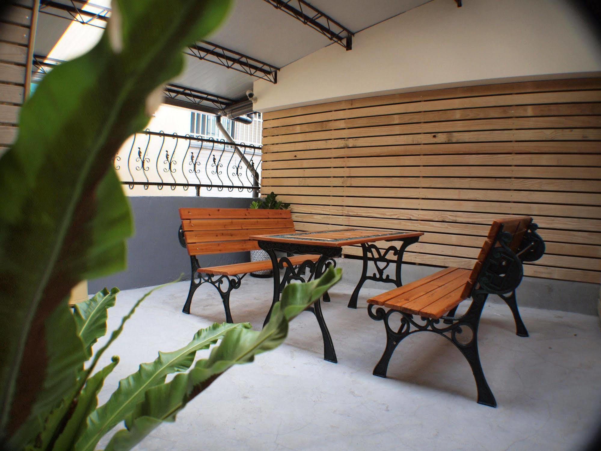 Knock Knock Hostel Kaohsiung Bagian luar foto