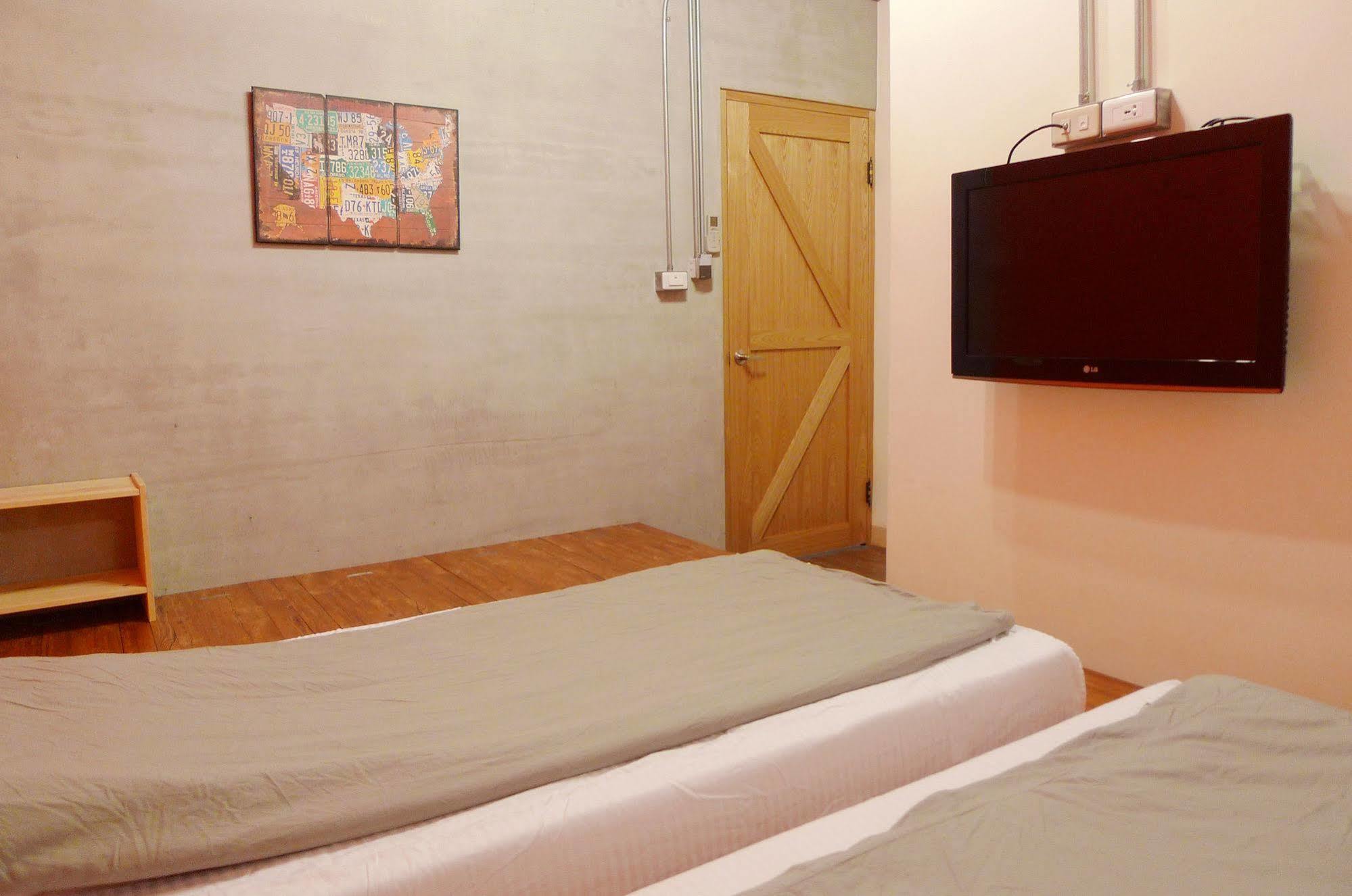 Knock Knock Hostel Kaohsiung Bagian luar foto