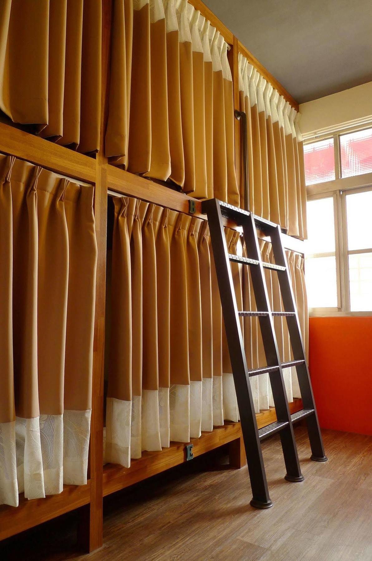 Knock Knock Hostel Kaohsiung Bagian luar foto